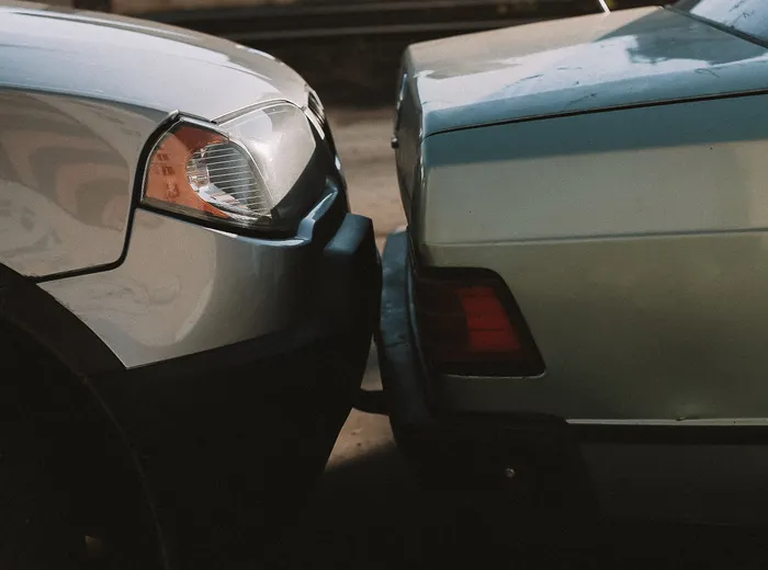 Motorista fotografando o carro depois de uma batida