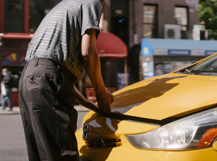 Consultor ao lado do carro do cliente